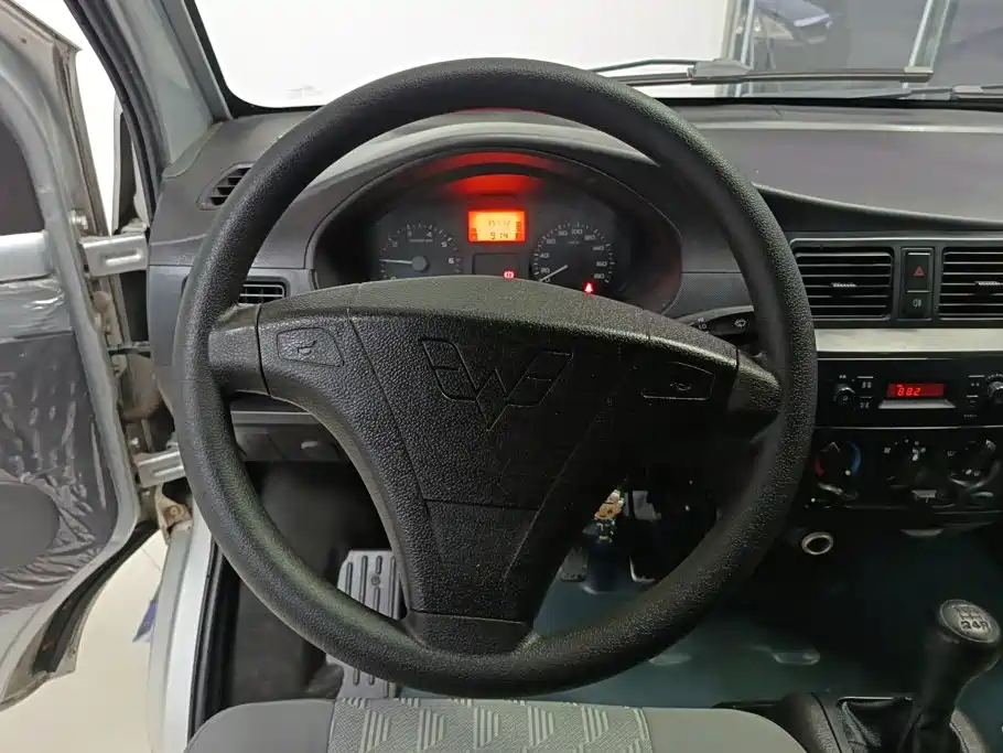 Wuling Motors Wuling Rongguang 2014 2011 1.2L Base Model