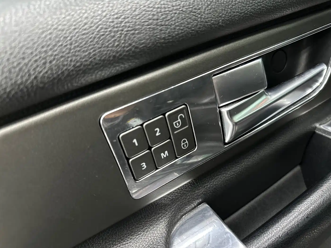 Land Rover Discovery 2015 3.0 SC V6 HSE фото 7