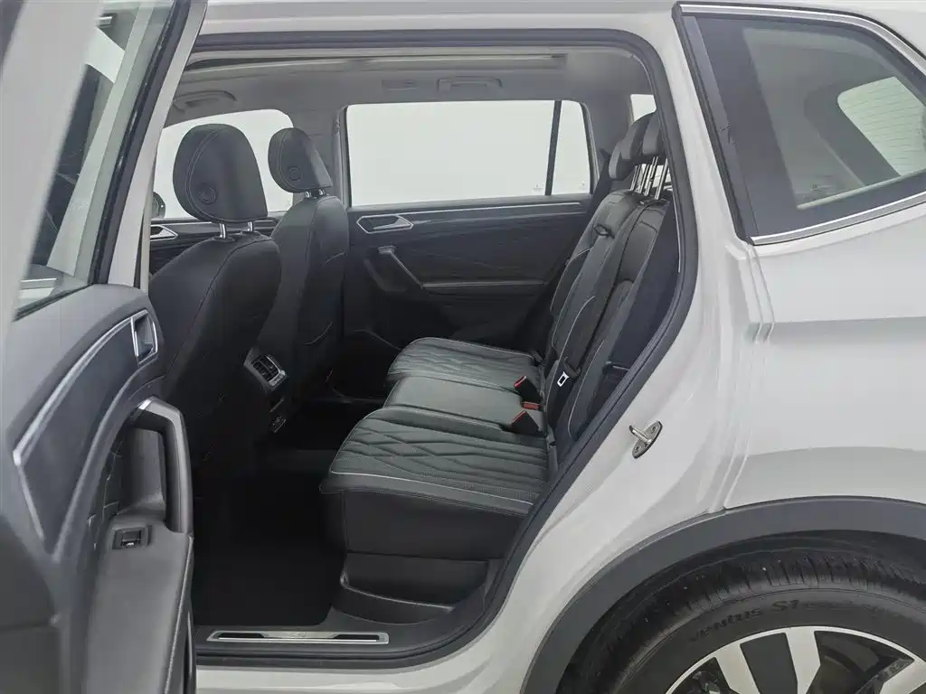 Volkswagen Tiguan L 2024 330TSI Automatic 2WD R-Line Premium Enjoyment Edition фото 15