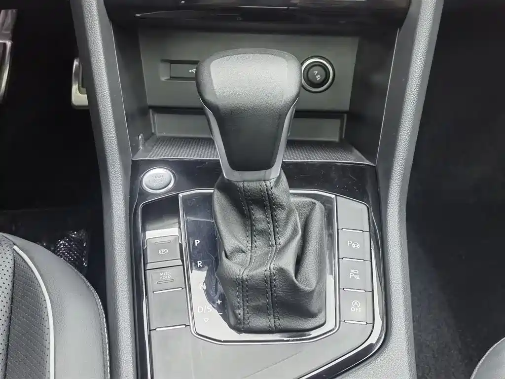 Volkswagen Tiguan L 2024 330TSI Automatic 2WD R-Line Premium Enjoyment Edition фото 13
