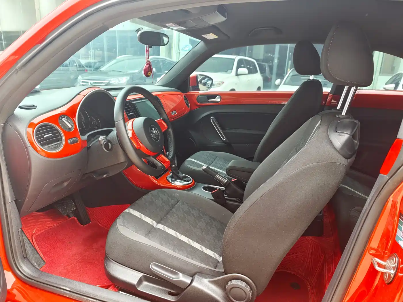 Volkswagen Beetle 2017 180TSI Enjoy фото 5