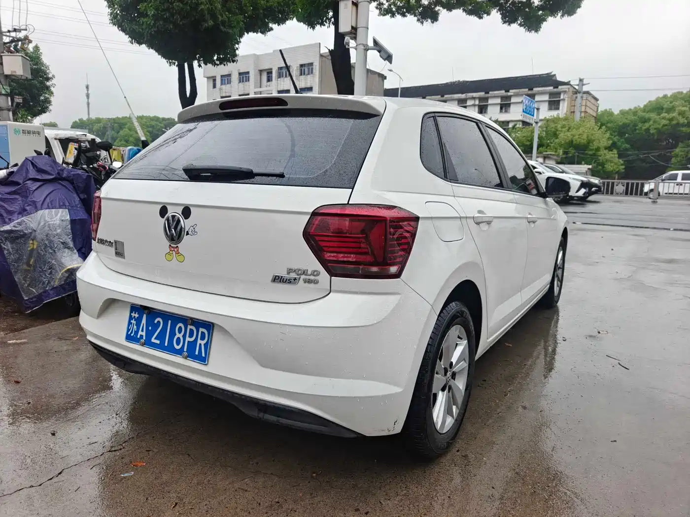 VOLKSWAGEN POLO