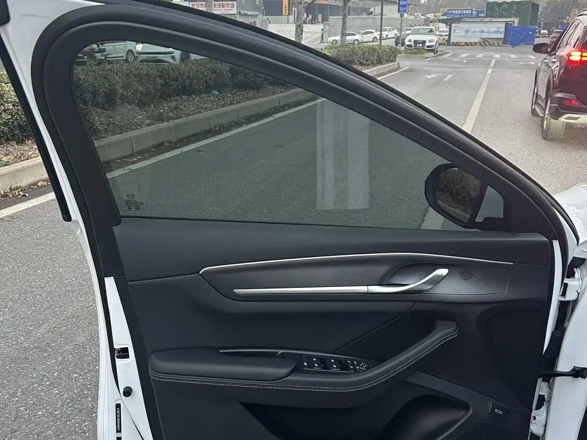BYD Destroyer 05 2024 Glory Edition DM-i 55KM Luxury фото 5
