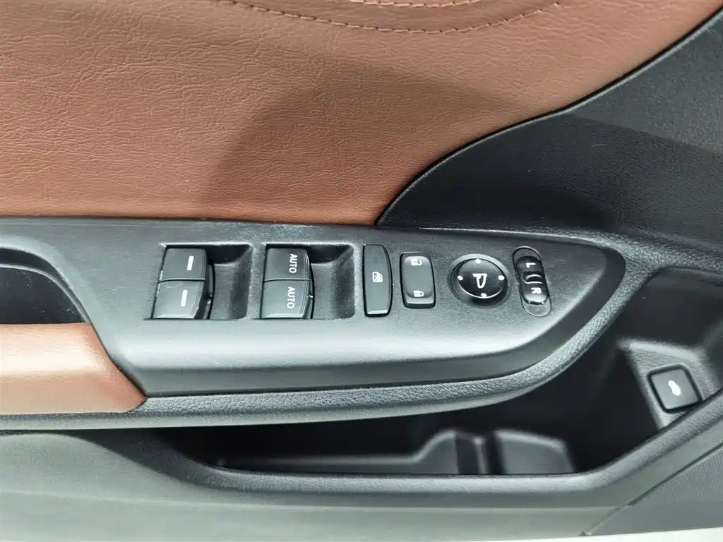 Honda Civic 2016 220TURBO CVT Luxury Edition фото 9