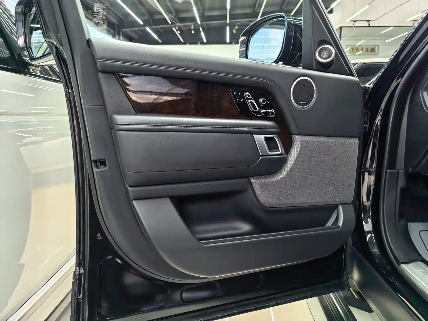 Land Rover Range Rover 2020 3.0 L6 Heritage Edition фото 14