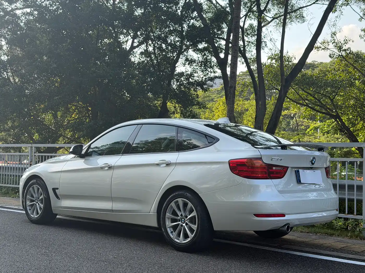 BMW 3 Series GT 2013 Model 320i Leading фото 5