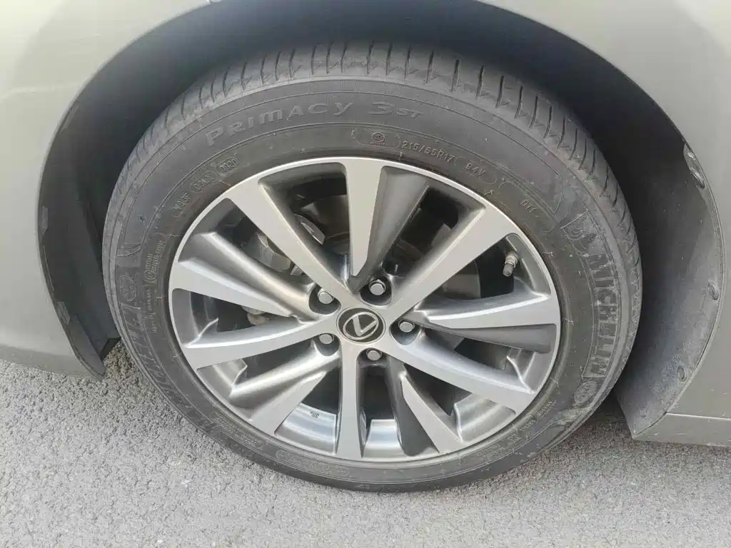 Фото 7 - Lexus ES