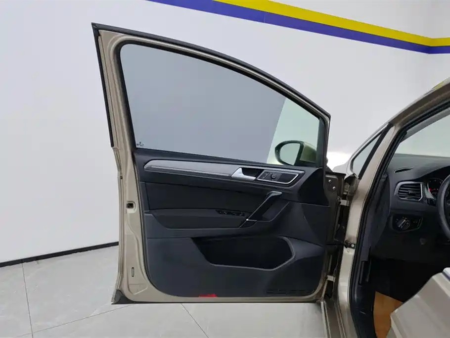 Volkswagen Golf Sportsvan 2016 230TSI Automatic Progressive фото 7