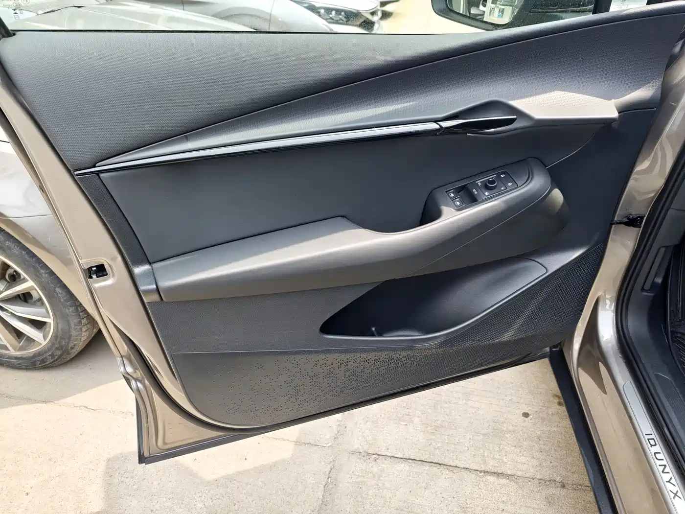 VOLKSWAGEN WITH THE CROWD 06