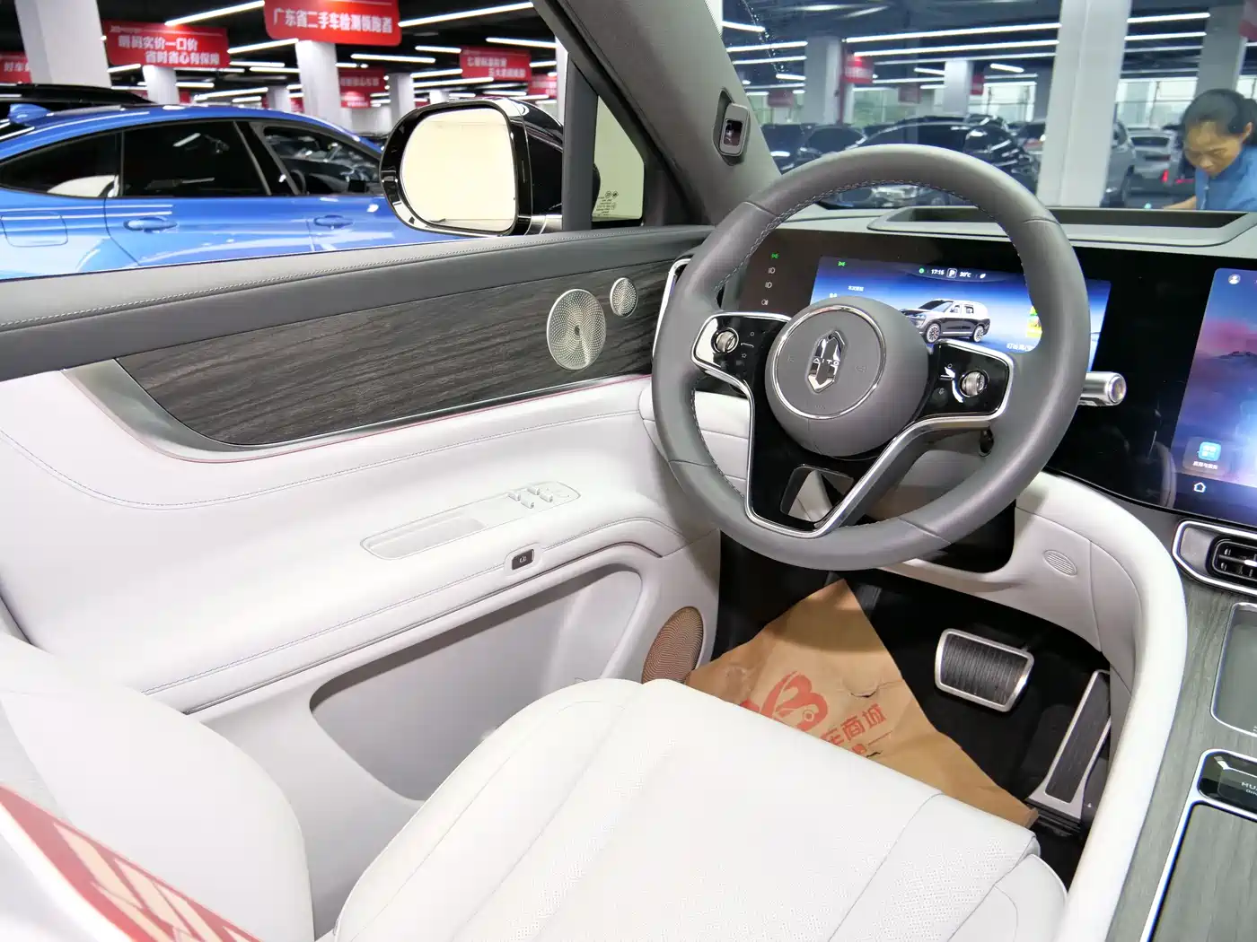AITO Wenjie AITO M9 2024 Range Extender Max Edition 42kWh 6-seater фото 18