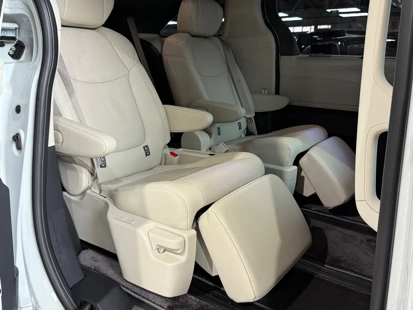 Toyota Sienna 2024 2.5L Hybrid 4WD Premium Edition фото 10
