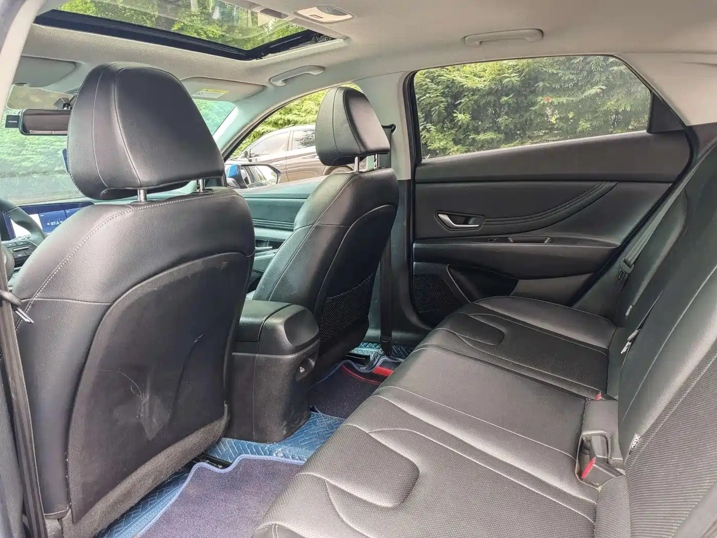 Hyundai Elantra 2021 1.5L CVT LUX Premium Edition фото 6