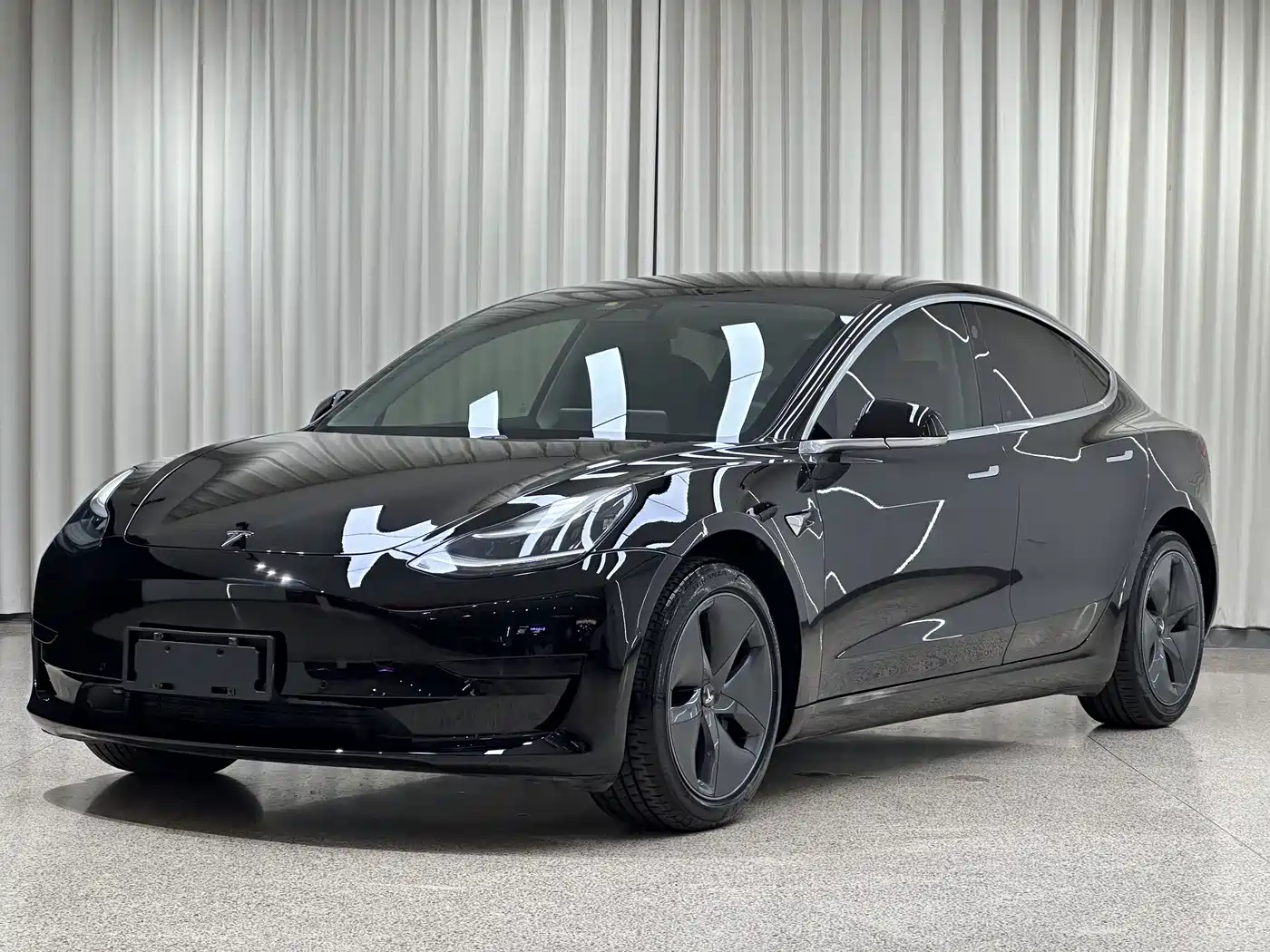 Фото 1 - Tesla Model 3