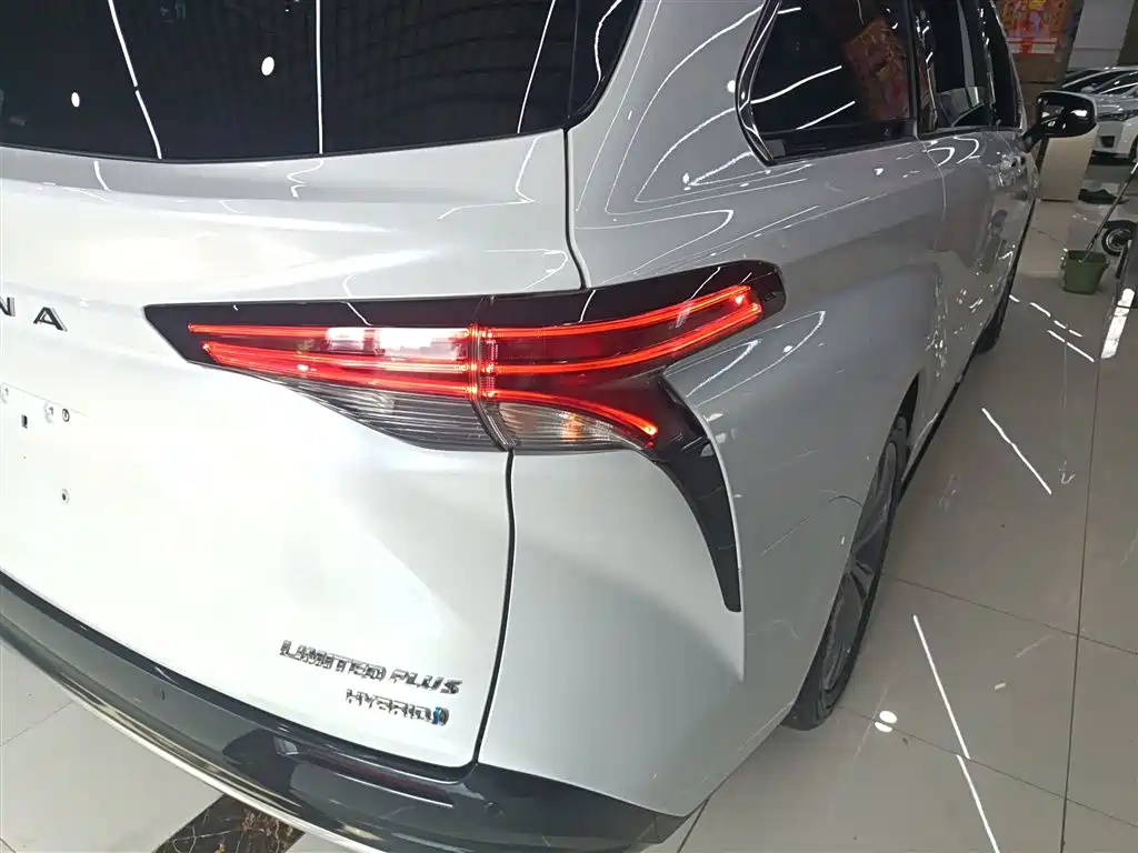Toyota Sienna 2021 2.5L Hybrid Ultimate Edition фото 8