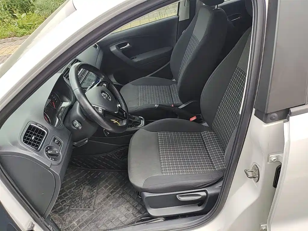 Volkswagen Polo 2016 1.6L Automatic Comfort фото 15