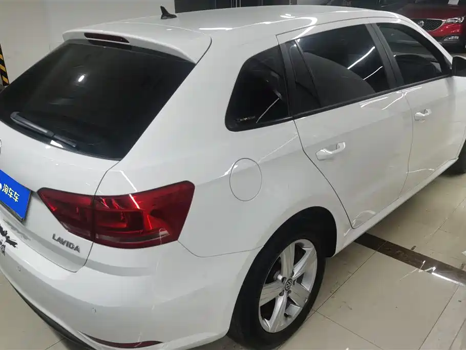Volkswagen Lavida Tour 2017 1.6L Automatic Trend Edition фото 3