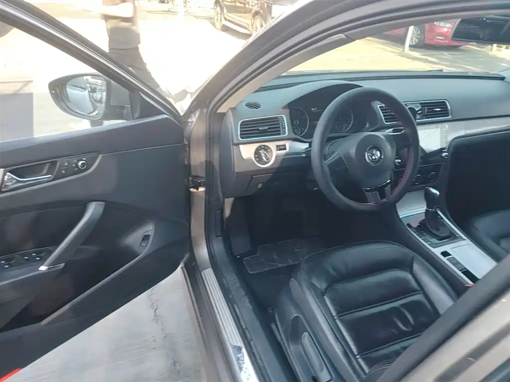 Volkswagen Passat 2014 1.8TSI DSG Luxury Edition фото 16