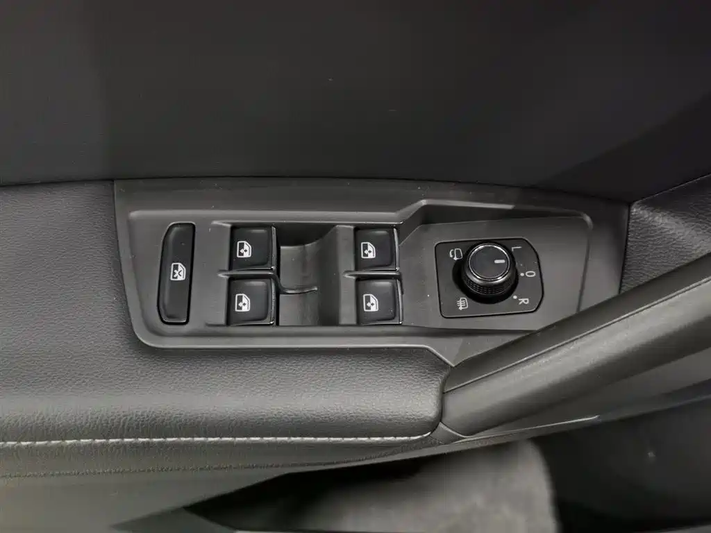 Volkswagen Tiguan L 2019 Facelift 330TSI Auto 2WD Panorama Comfort China VI фото 9
