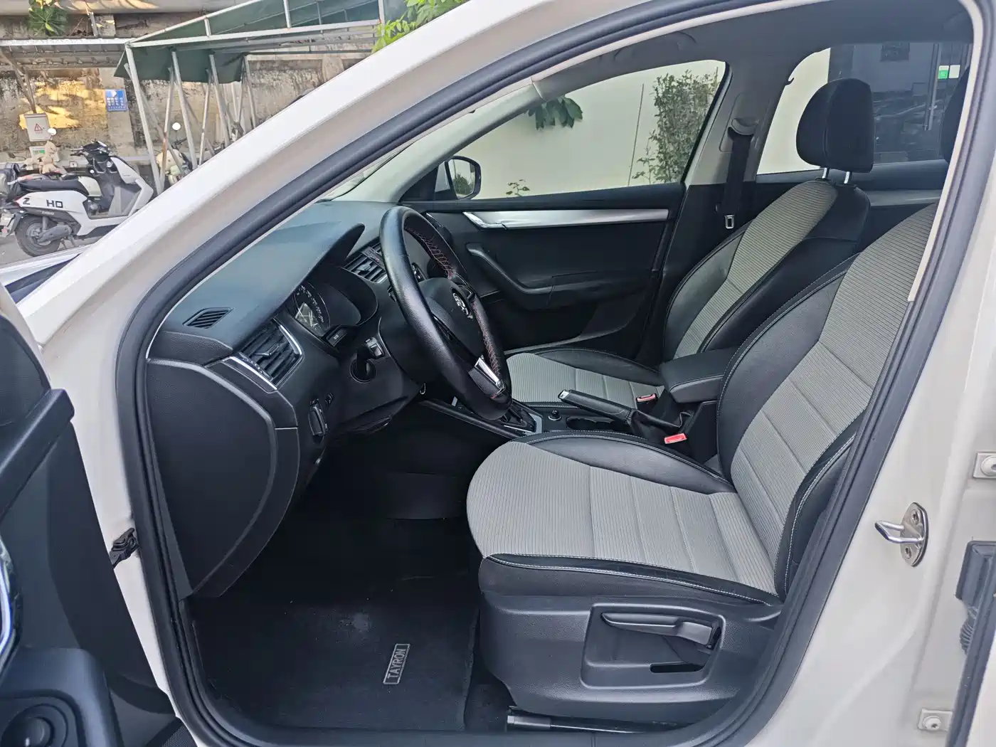 Škoda Octavia 2017 1.6L Automatic Pioneer Edition фото 7