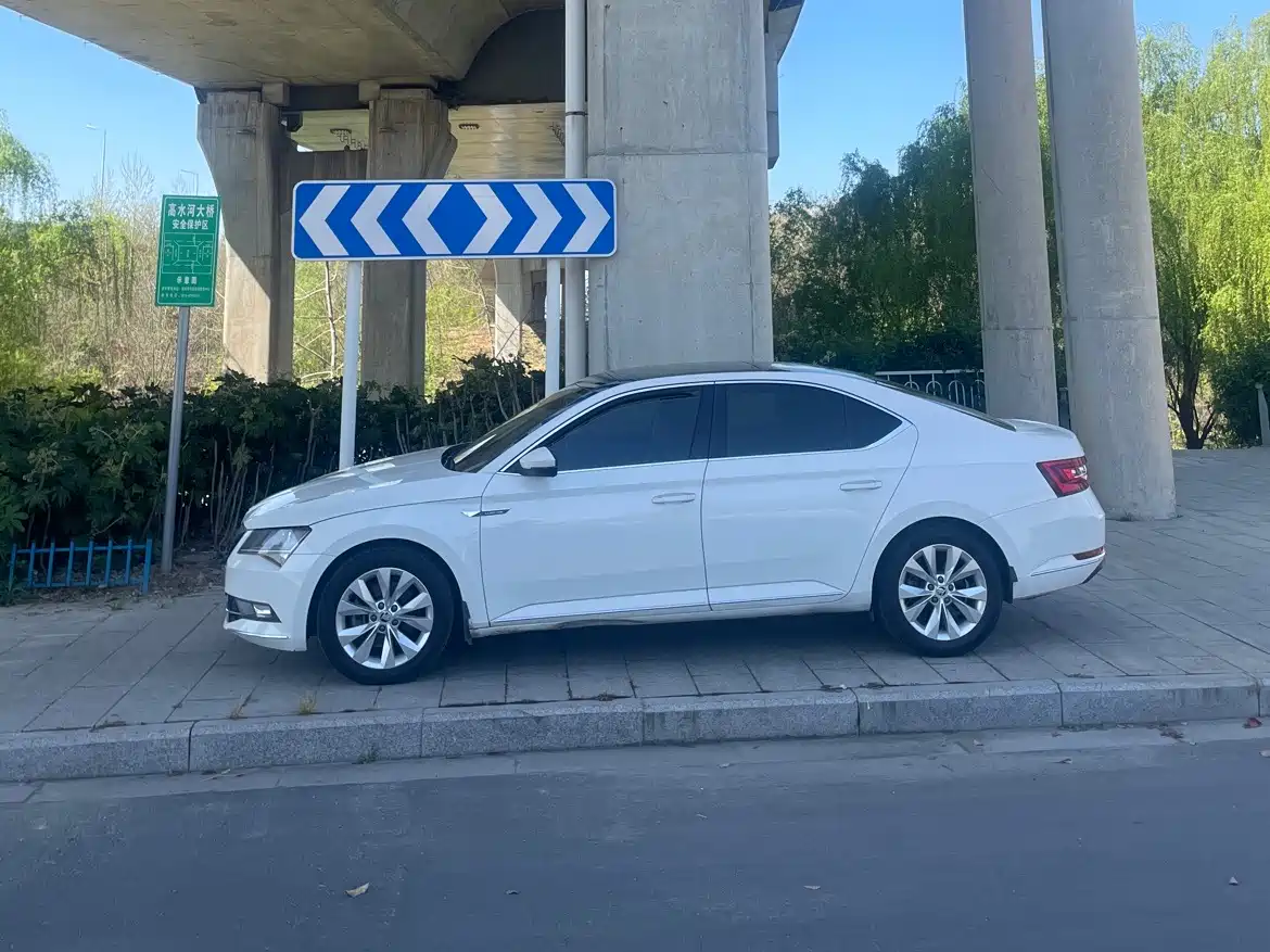 Škoda Superb 2018 TSI330 DSG Comfort Edition China V фото 3