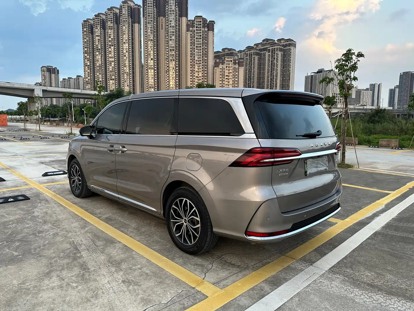 Roewe iMAX8 EV 2024 2025 1.5T DMH Land Luxury Edition