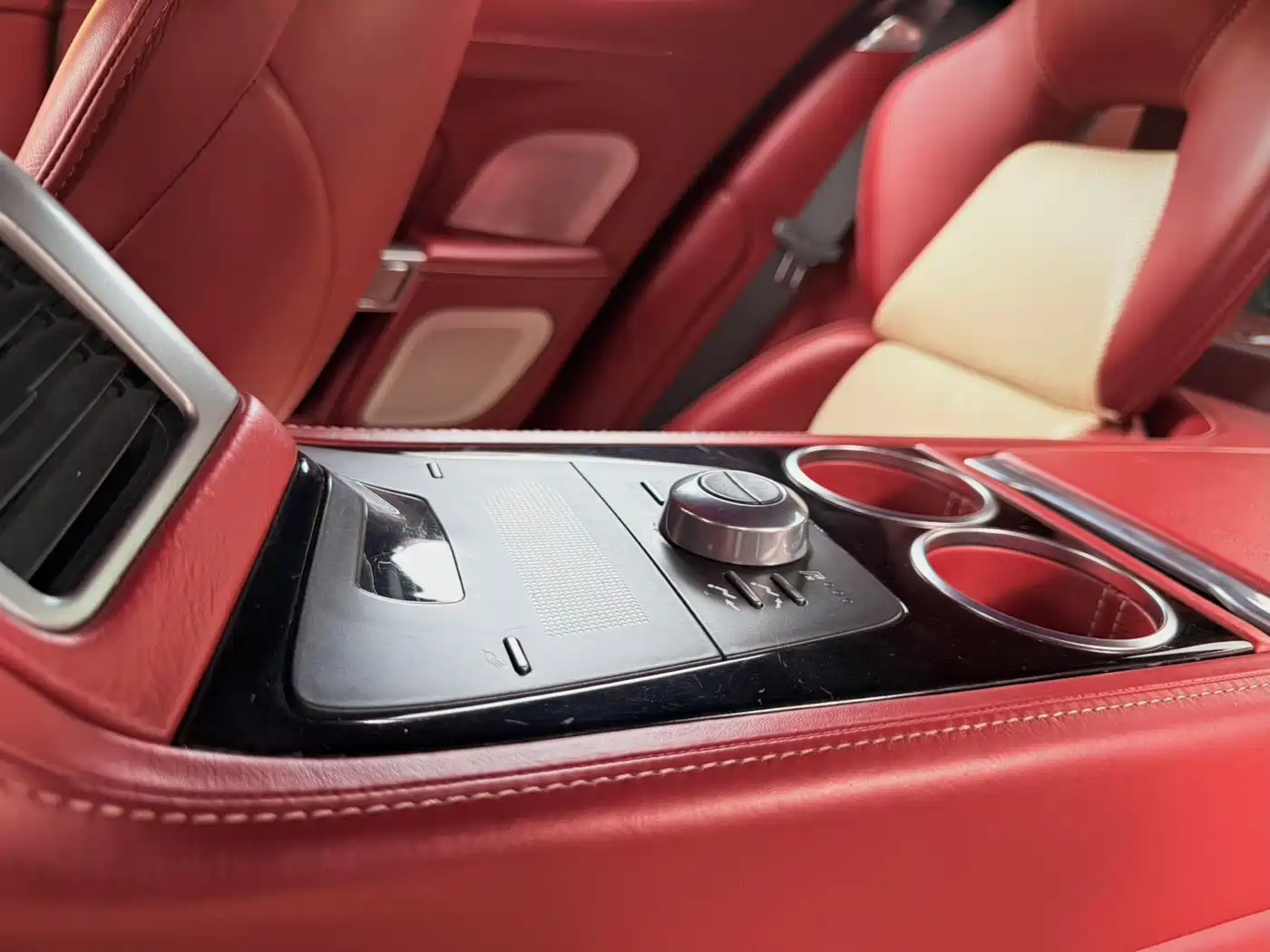 Aston Martin Rapide 2010 6.0L фото 18