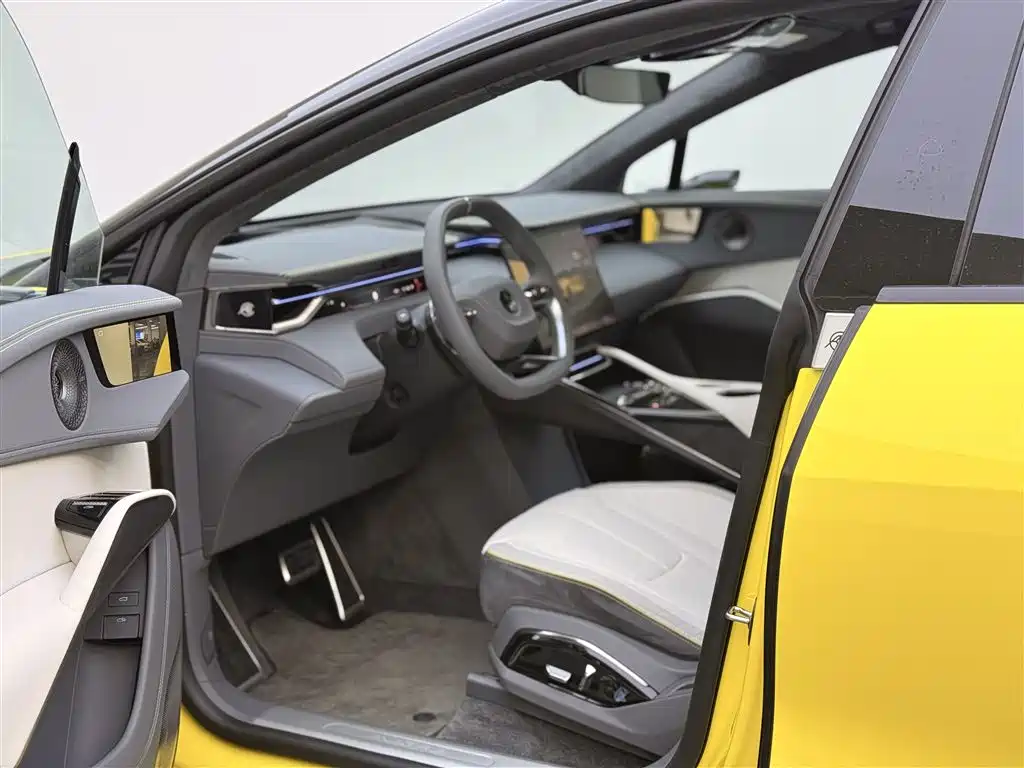 LOTUS SPORTS CAR EMEYA FLOWERS