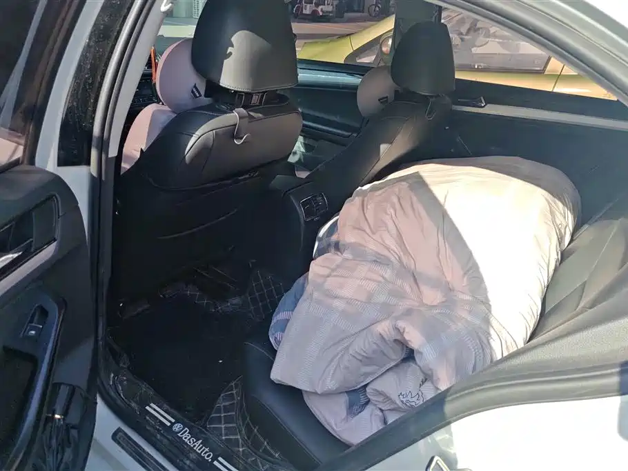 Volkswagen Sagitar 2018 1.6L Automatic Comfort фото 11