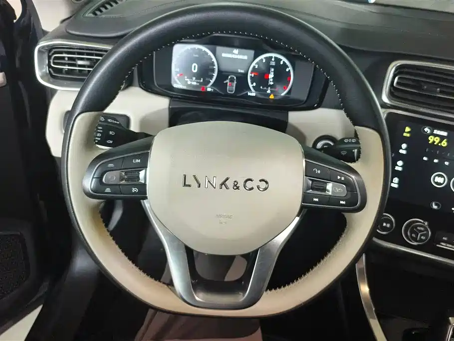 Lynk & Co 01 2017 2.0T 2WD Pro Shine Edition фото 15