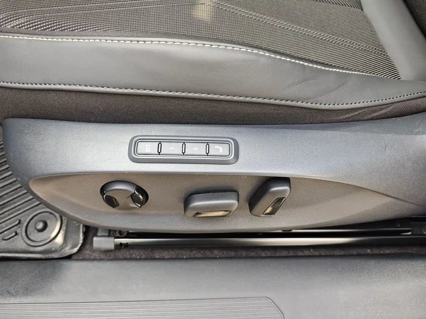 VOLKSWAGEN WITH THE CROWD 06