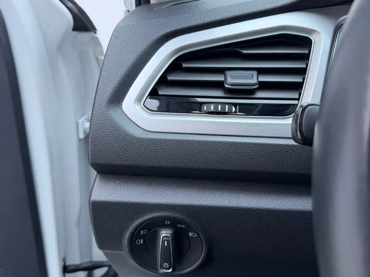 VOLKSWAGEN T ROC EXPLORING SONGS