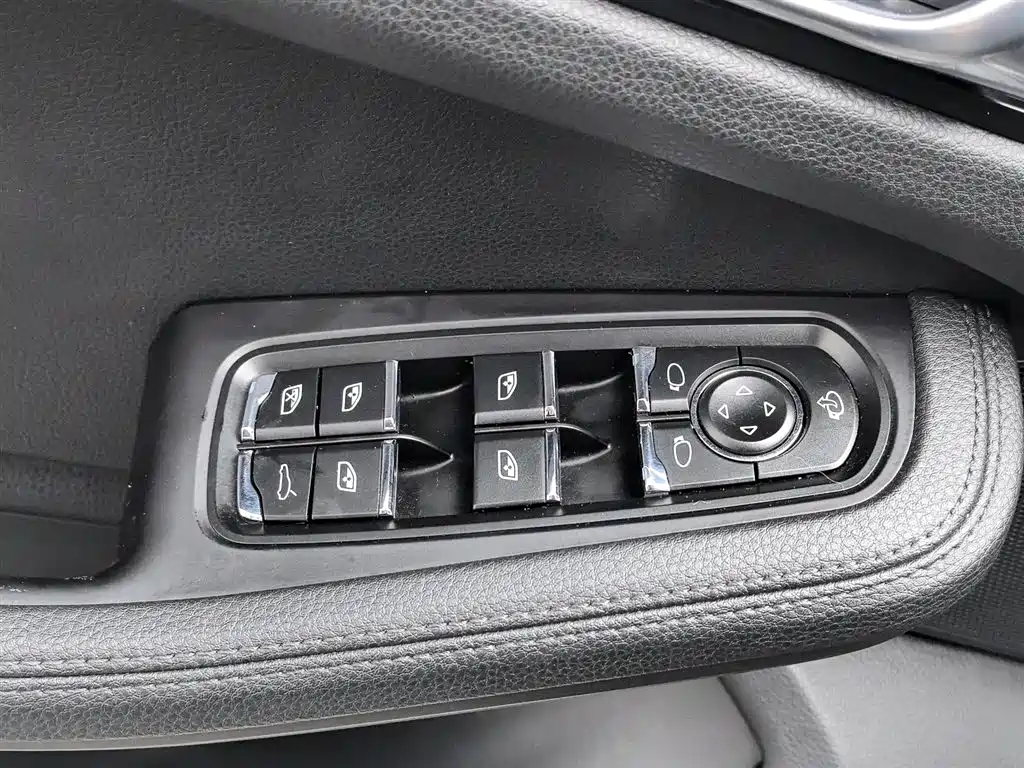 Porsche Macan 2018 Macan 2.0T фото 9