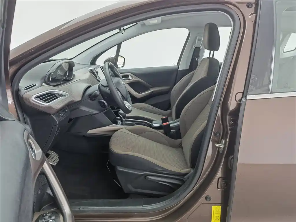 Peugeot 2008 2014 1.6L Automatic Navigation Edition фото 10