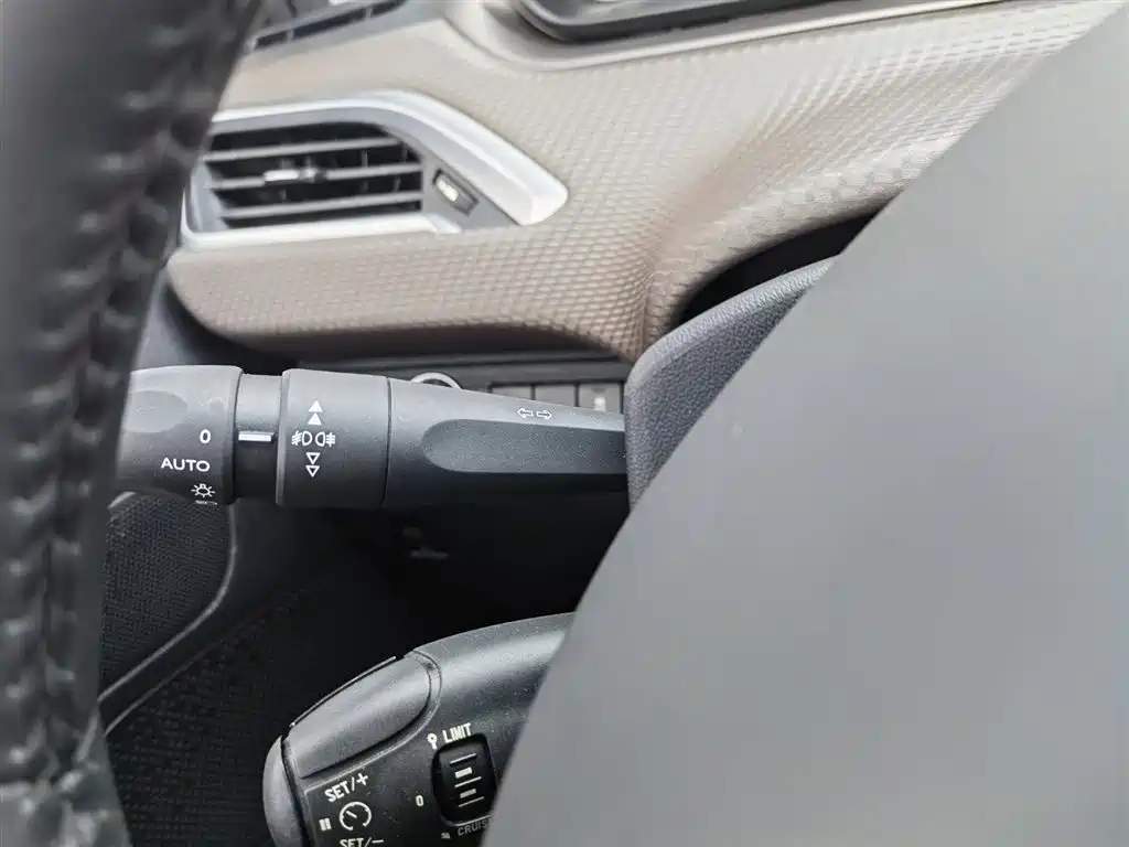 Peugeot 2008 2014 1.6L Automatic Navigation Edition фото 21