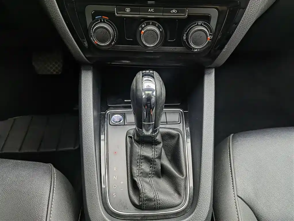Volkswagen Sagitar 2018 280TSI DSG Spark Edition фото 13