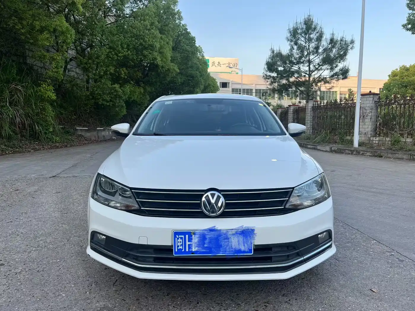 Volkswagen Sagitar 2015 1.6L Automatic Comfort фото 2