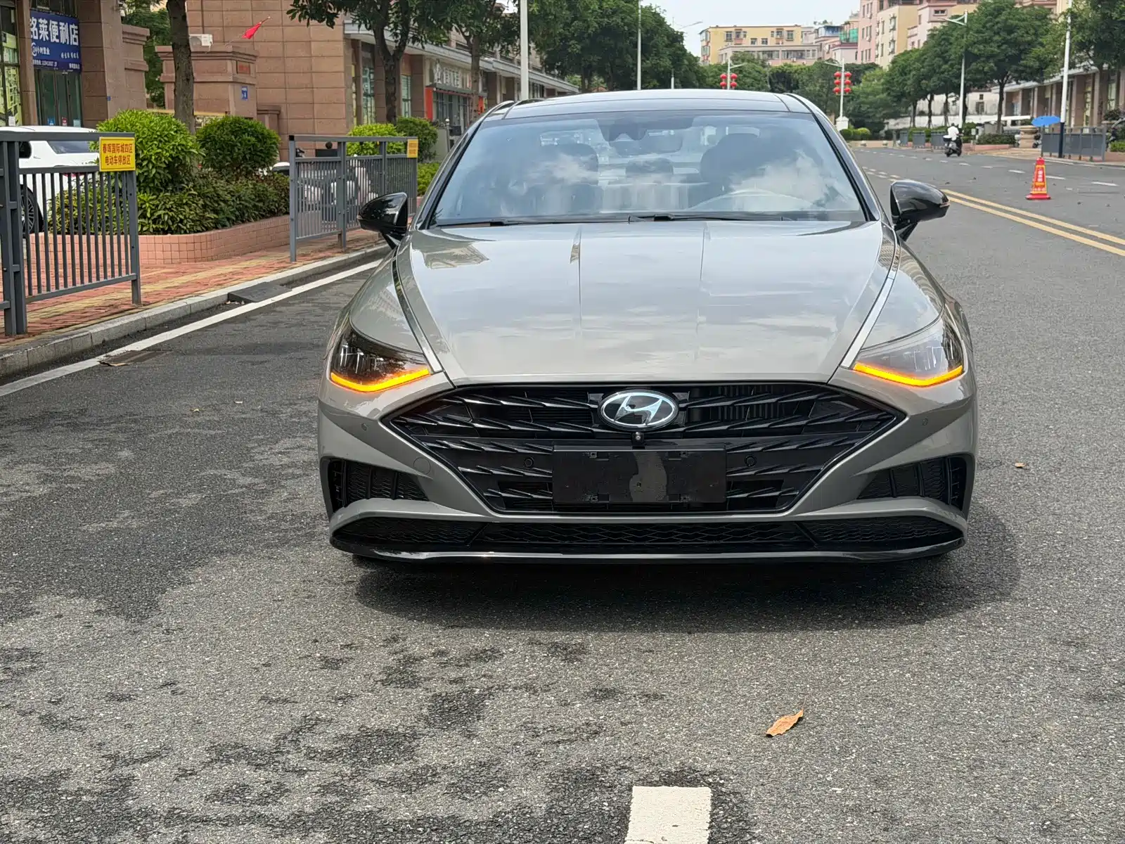Photo 2 - Hyundai Sonata