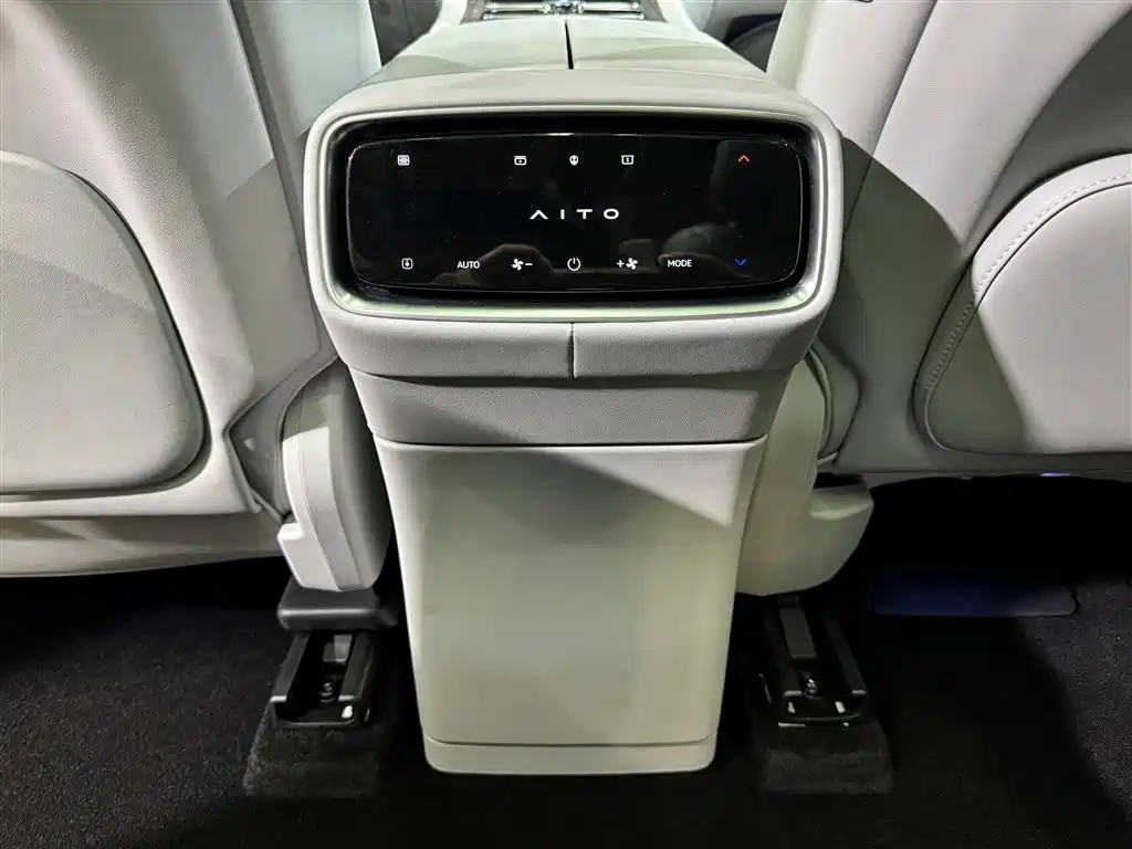AITO Wenjie AITO M9 2024 Extended Range Ultra 42kWh 6-Seater фото 21