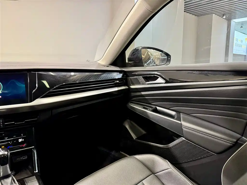Volkswagen Passat 2024 380TSI Luxury фото 29