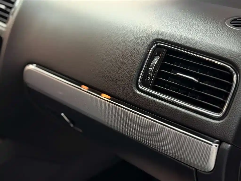 Volkswagen Sagitar 2018 1.6L Automatic Comfort фото 16