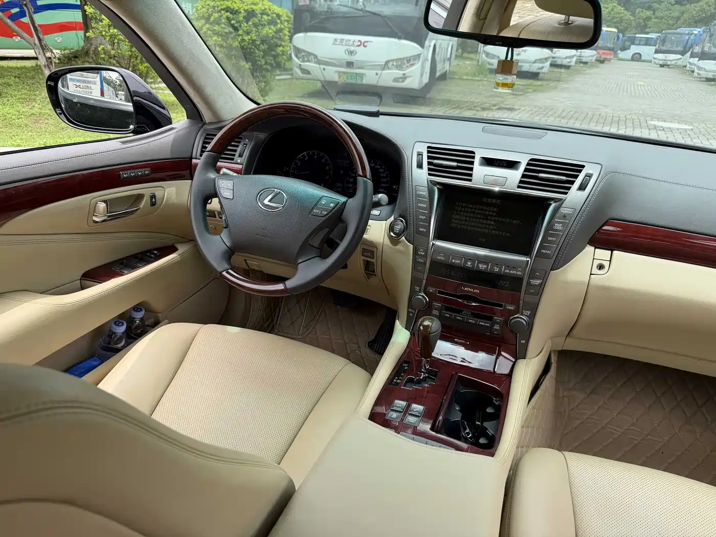 Фото 7 - Lexus LS