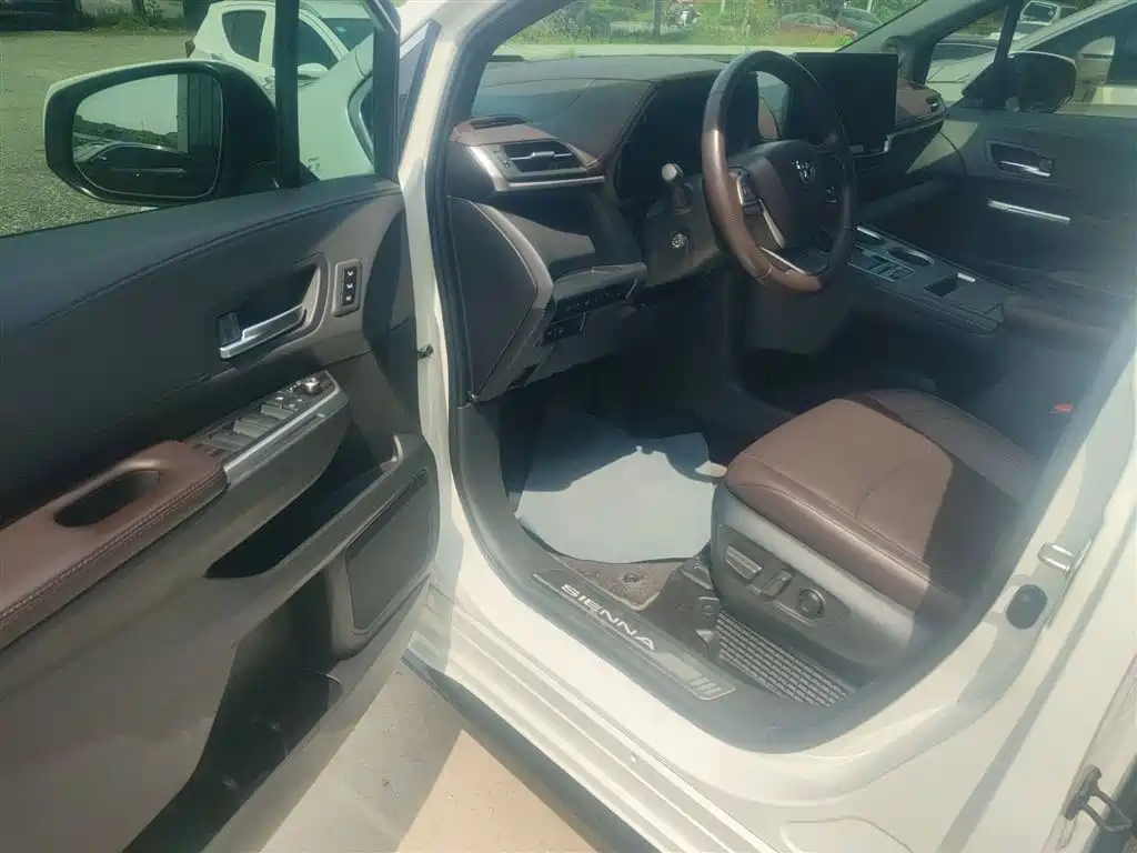 Toyota Sienna 2023 2.5L Hybrid Platinum Edition фото 12