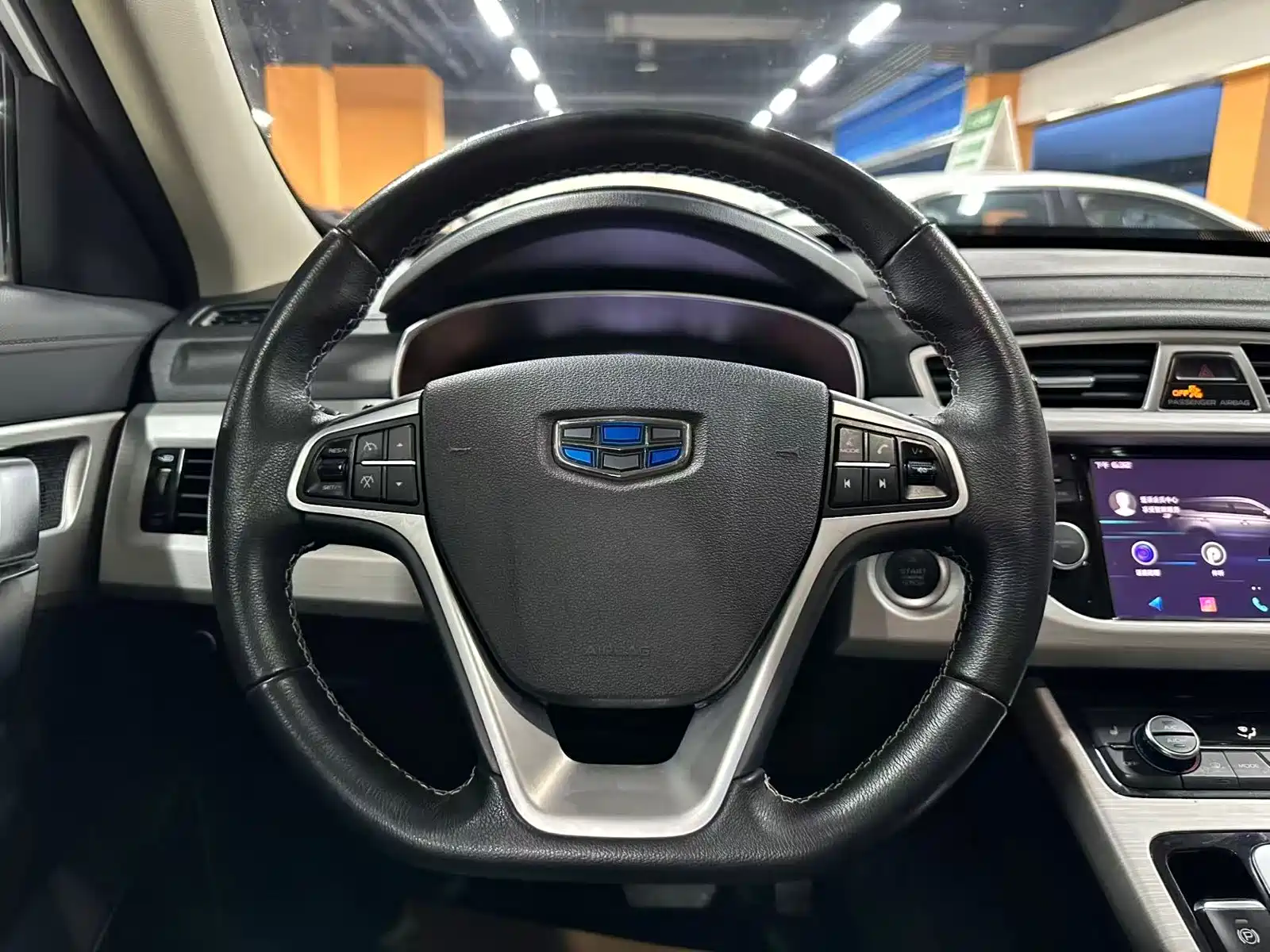 Фото 10 - Geely Atlas