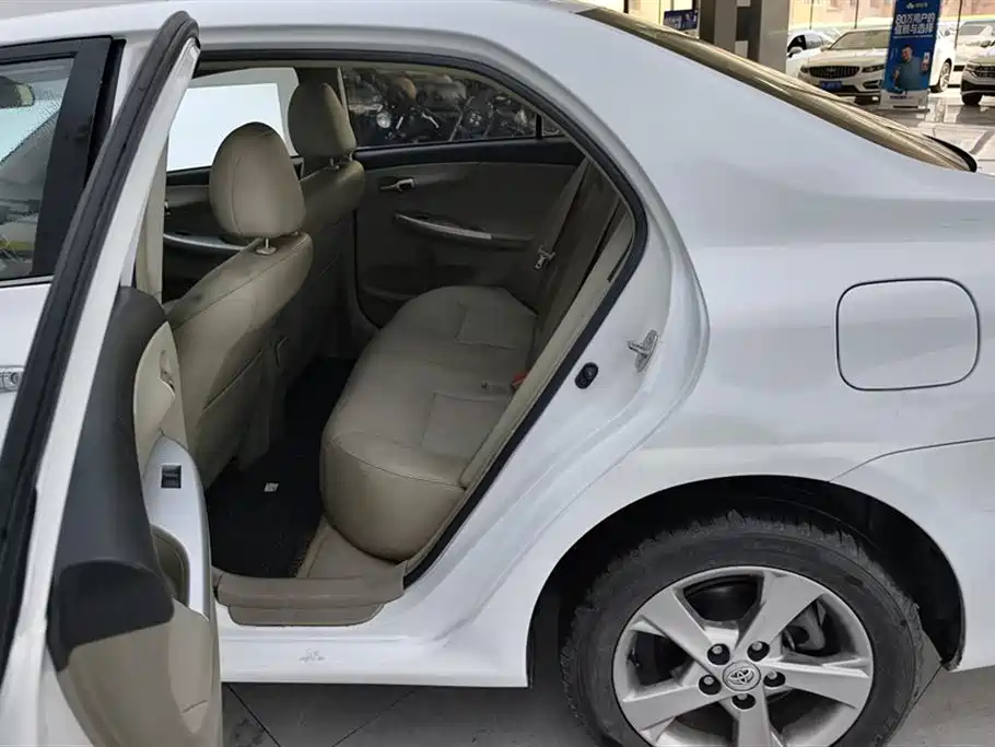 Toyota Corolla 2013 Special Edition 1.8L CVT Ultimate Cool GL-i фото 11