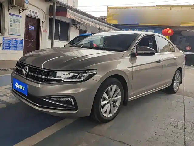 VOLKSWAGEN BORA