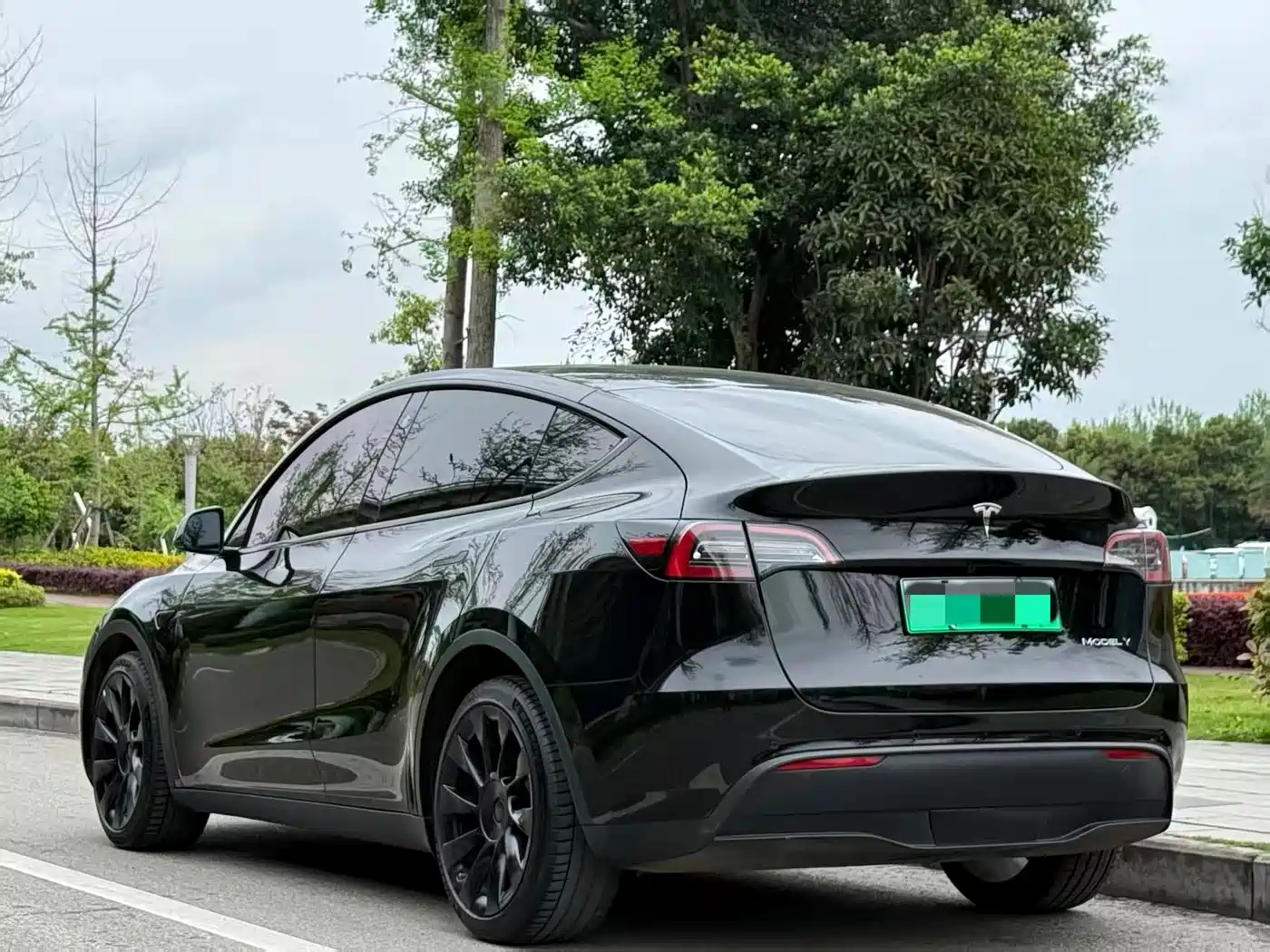 TESLA MODEL Y
