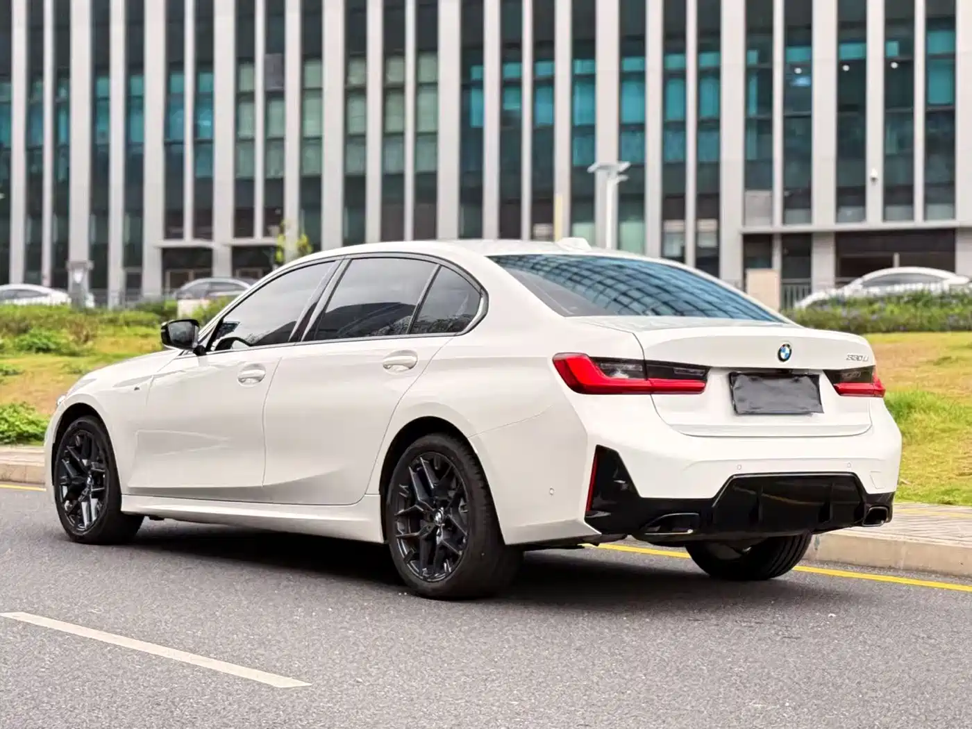 BMW 3 Series 2025 330Li M Sport Night Edition фото 7