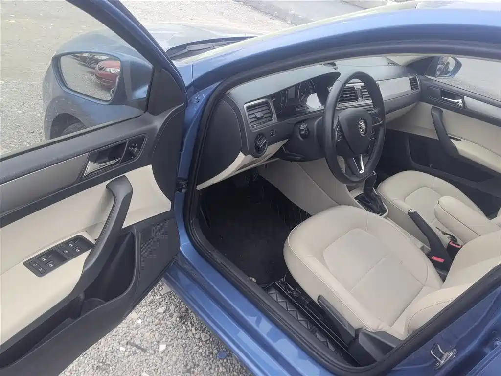 Škoda Skoda Rapid Spaceback 2014 1.6L Automatic Joy Edition фото 16