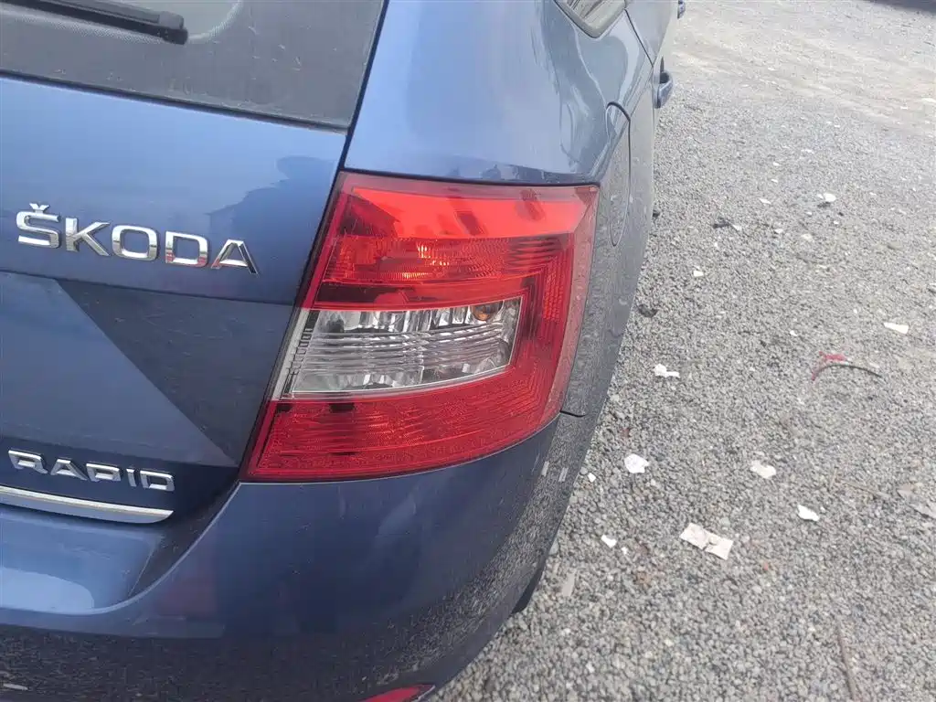 Škoda Skoda Rapid Spaceback 2014 1.6L Automatic Joy Edition фото 8