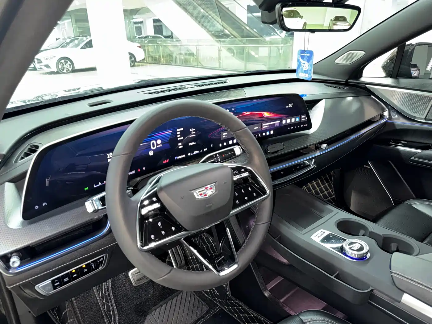 Photo 7 - Cadillac XT5